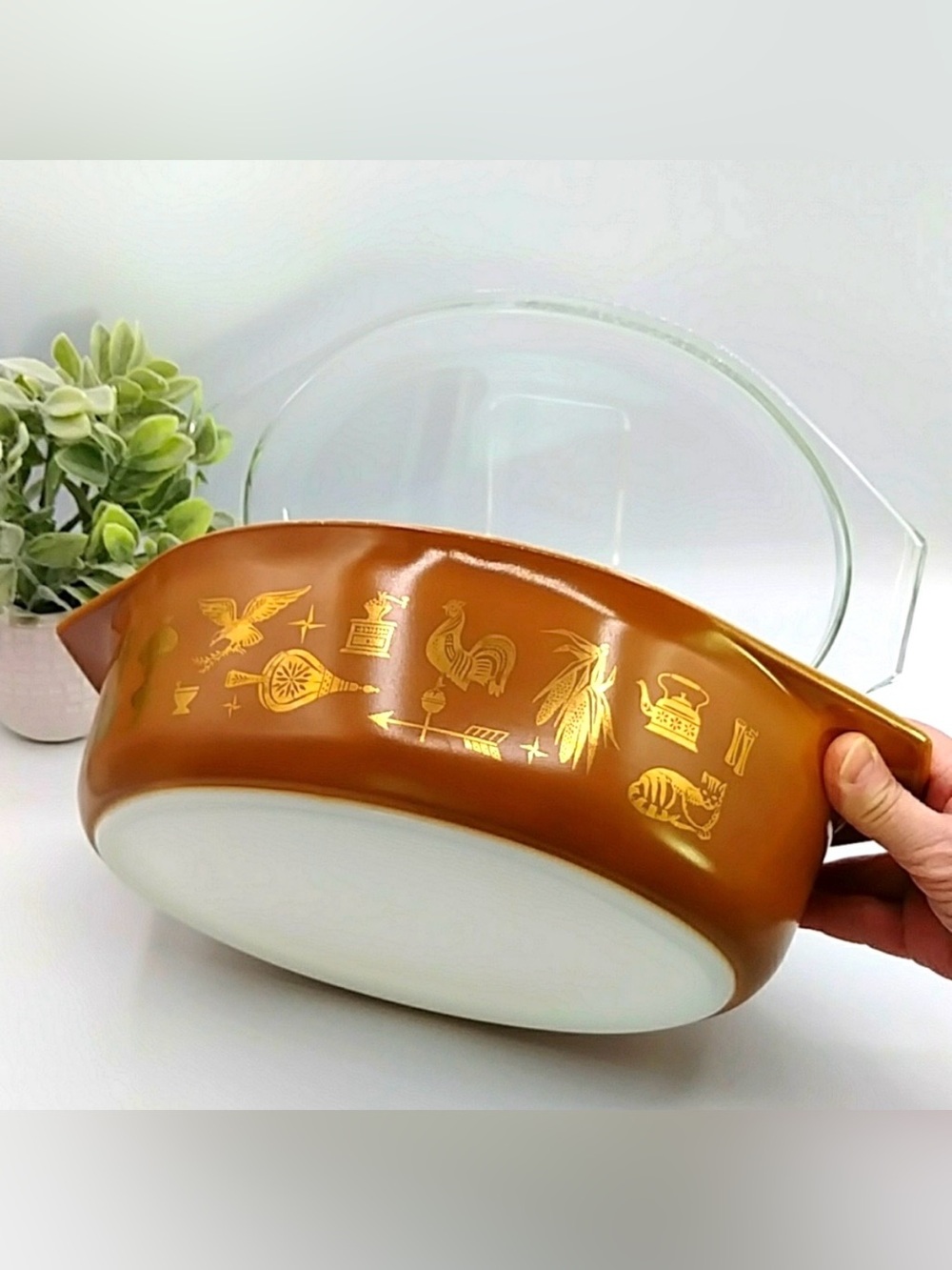 Pyrex 2.5 Quart Early American Dutch Oven with Lid. Made in USA in 1960s